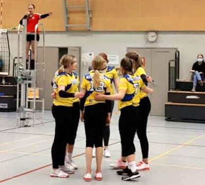 B-tyttöjä palaverissa