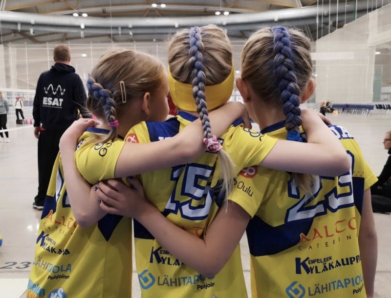 3 tyttöä halaa toisiaan